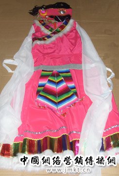 赵雪店里的售货员着装是统一的:清一色的美丽藏装。 赵雪店里的售货员着装是统一的:清一色的美丽藏装。