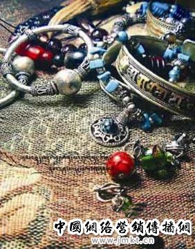 琳琅满目的藏饰吸引了大批米兰美女(图片来源:资料图) 琳琅满目的藏饰吸引了大批米兰美女(图片来源:资料图)