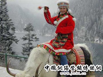 用藏饰征服欧洲的女留学生赵雪(图片来源:资料图) 用藏饰征服欧洲的女留学生赵雪(图片来源:资料图)
